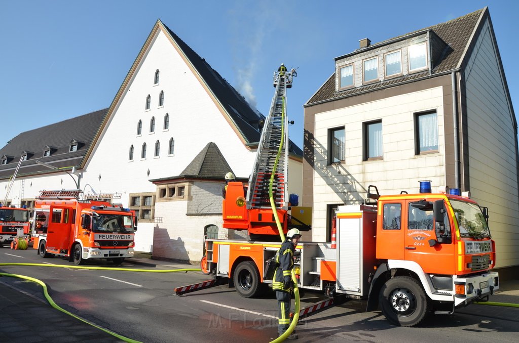 Feuer 3 Dachstuhlbrand Koeln Rath Heumar Gut Maarhausen Eilerstr P295.JPG